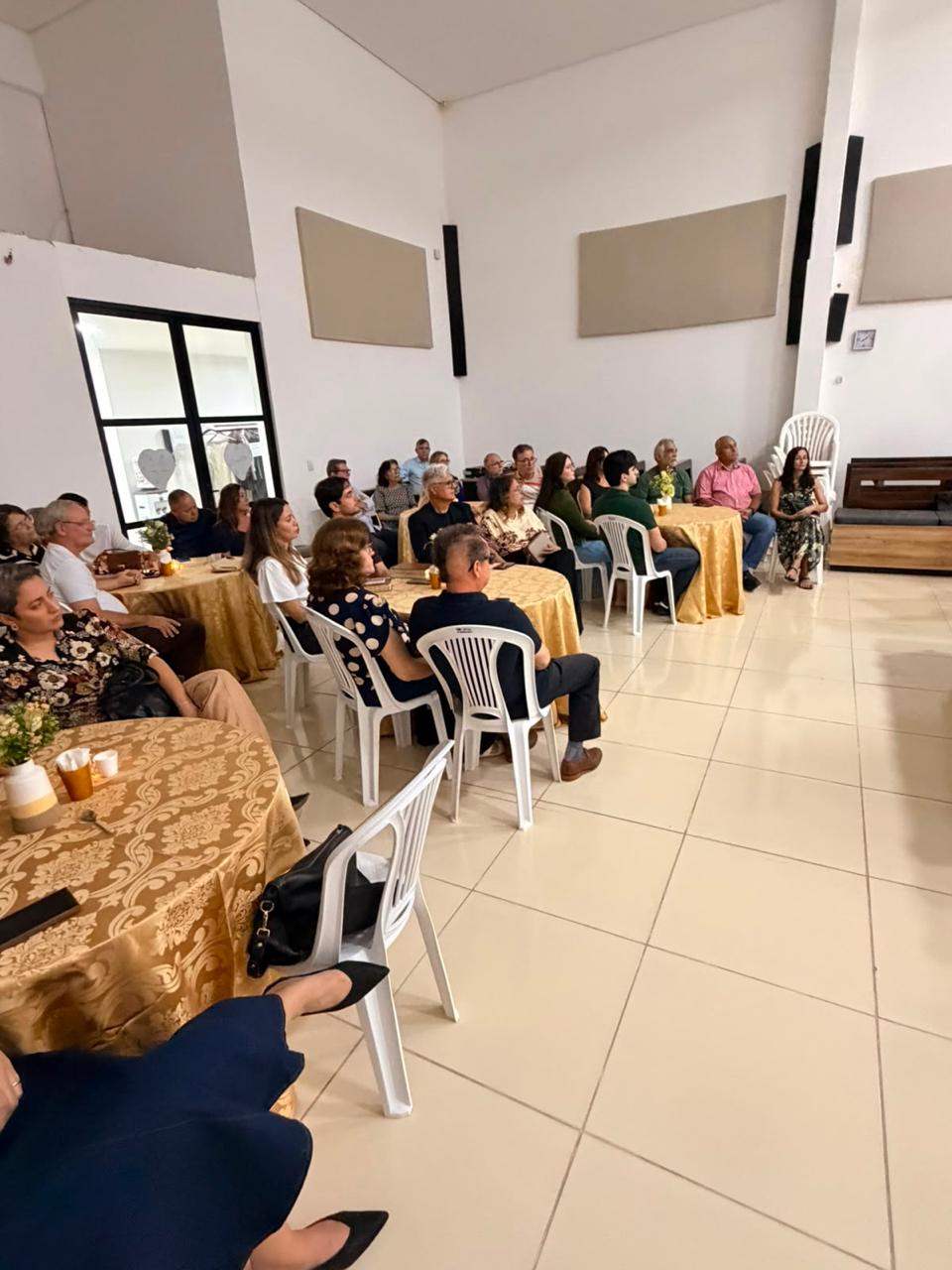 Encontro do Ministério de Casais no salão da igreja