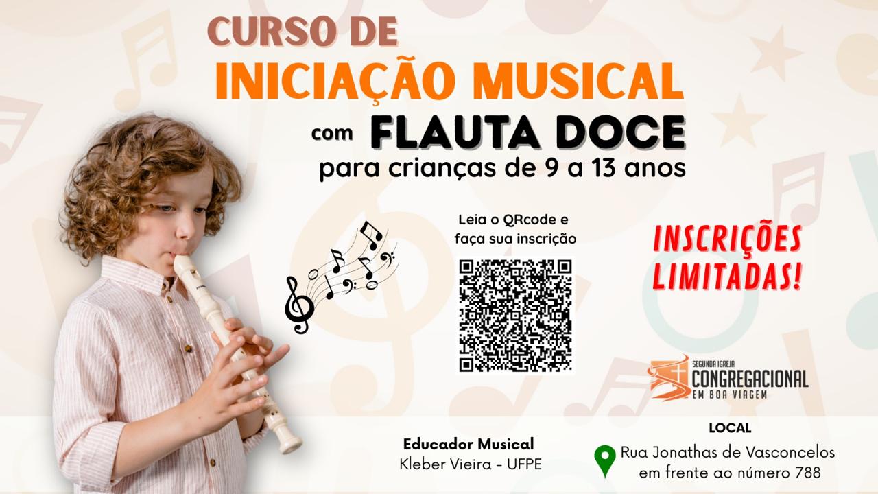Criança tocando flauta doce no curso de iniciação musical